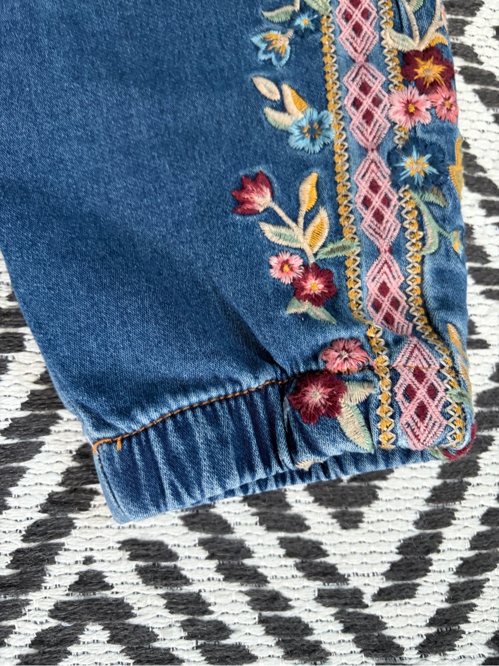Driftwood Floral Embroidered Denim Joggers Jeans Women Sz S Free People EUC - Picture 7 of 13